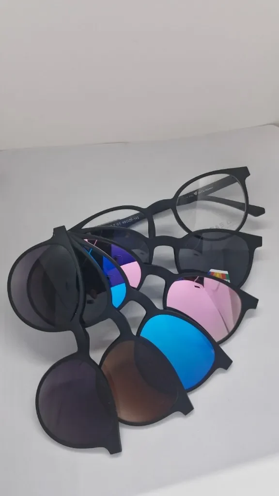 Armazones redondos negros, con lentes de varios colores